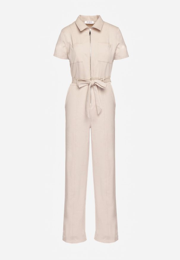 Renee - Jasnobeżowy Kombinezon z Elastycznej Bawełny z Suwakiem i Wiązanym Paskiem Ecatra. Kolekcja: dla wysokich. Kolor: beżowy. Materiał: bawełna. Sezon: lato