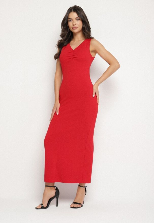 Born2be - Czerwona Dopasowana Sukienka z Wiskozą Ozdobiona Marszczeniem Siloria. Okazja: na co dzień. Typ kołnierza: dekolt w kształcie V. Kolor: czerwony. Materiał: wiskoza. Wzór: aplikacja. Sezon: lato. Typ sukienki: proste. Styl: casual, elegancki
