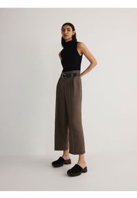 Reserved - Spodnie culotte z wiskozą i paskiem - brązowy. Kolor: brązowy. Materiał: wiskoza. Wzór: gładki #1
