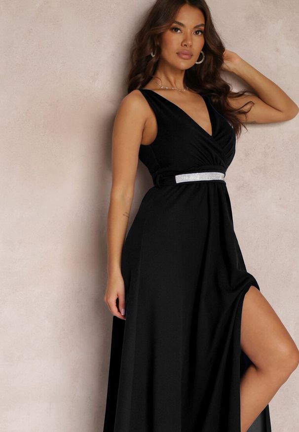 Renee - Czarna Rozkloszowana Sukienka z Wycięciem i Paskiem w Cyrkonie Elineta. Kolor: czarny. Materiał: materiał. Styl: elegancki