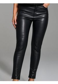 Sinsay - Spodnie z imitacji skóry - czarny. Kolor: czarny. Materiał: skóra