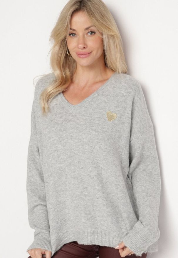 Born2be - Szary Sweter z Wełną i Trójkątnym Dekoltem Zivida. Okazja: na co dzień. Kolor: szary. Materiał: wełna. Długość rękawa: długi rękaw. Długość: długie. Styl: klasyczny, casual, elegancki