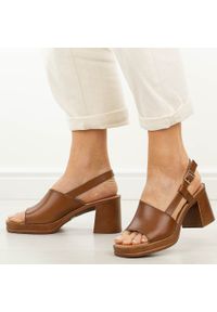 POTOCKI - Brązowe sandały damskie na słupku Potocki 54324. Okazja: na co dzień, na randkę, na spotkanie biznesowe, do pracy, na imprezę. Kolor: brązowy. Materiał: skóra. Sezon: wiosna, lato. Obcas: na słupku. Styl: casual, biznesowy, elegancki, klasyczny #1