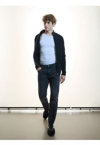 Reserved - Jeansy slim z efektem sprania - szary. Kolor: szary