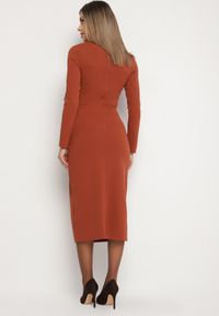 Born2be - Brązowa Taliowana Sukienka Vices z Marszczeniem i Perełkami Adorre. Kolor: brązowy. Wzór: aplikacja. Styl: elegancki, klasyczny #5