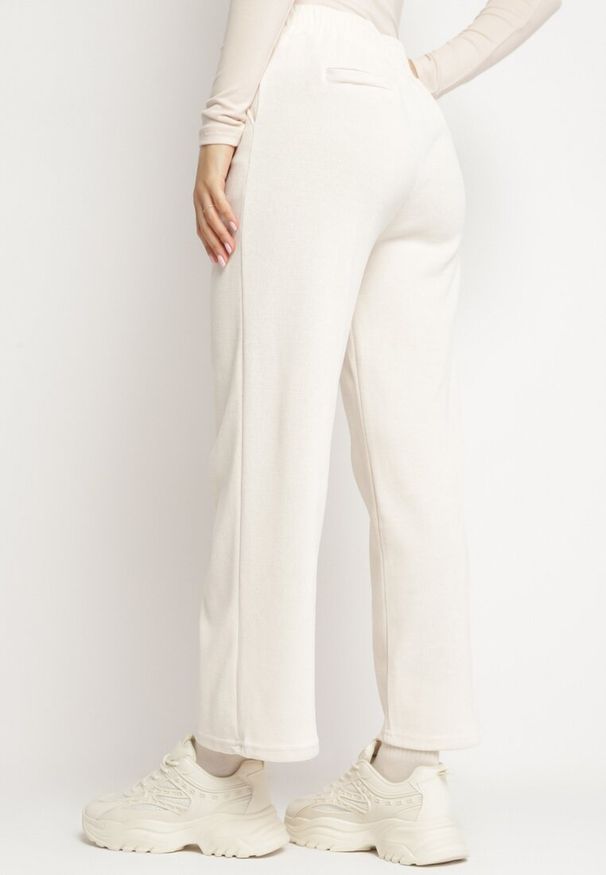 Born2be - Jasnobeżowe Spodnie z Szerokimi Nogawkami i Imitacją Kieszeni Iridema. Okazja: na co dzień. Kolor: beżowy. Materiał: jedwab. Styl: casual, klasyczny