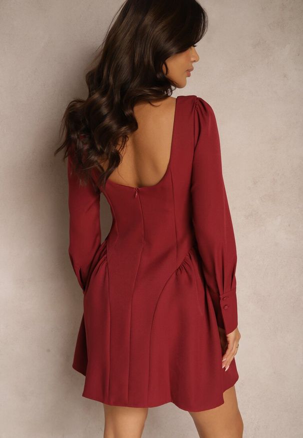 Renee - Bordowa Krótka Sukienka z Kwadratowym Dekoltem o Rozkloszowanym Fasonie Enadis. Okazja: na imprezę, na co dzień. Typ kołnierza: dekolt kwadratowy. Kolor: czerwony. Długość rękawa: długi rękaw. Typ sukienki: rozkloszowane. Styl: casual, elegancki. Długość: mini