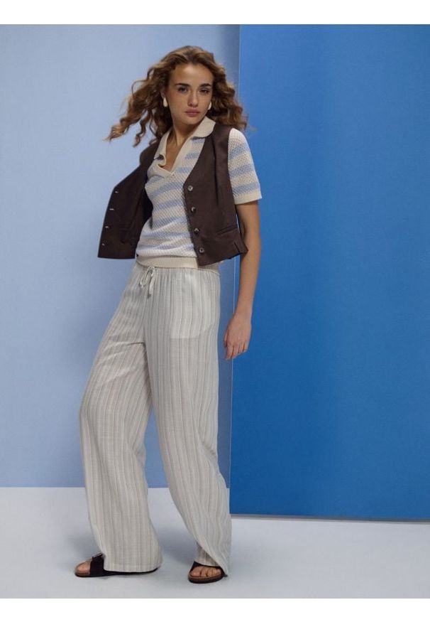 Sinsay - Spodnie wide leg z domieszką lnu - beżowy. Kolor: beżowy