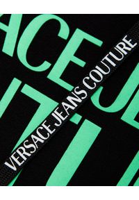 Versace Jeans Couture - VERSACE JEANS COUTURE - Czarna bluza z kapturem. Okazja: na co dzień. Typ kołnierza: kaptur. Kolor: czarny. Materiał: bawełna. Długość rękawa: długi rękaw. Długość: długie. Wzór: aplikacja, nadruk. Styl: casual #6