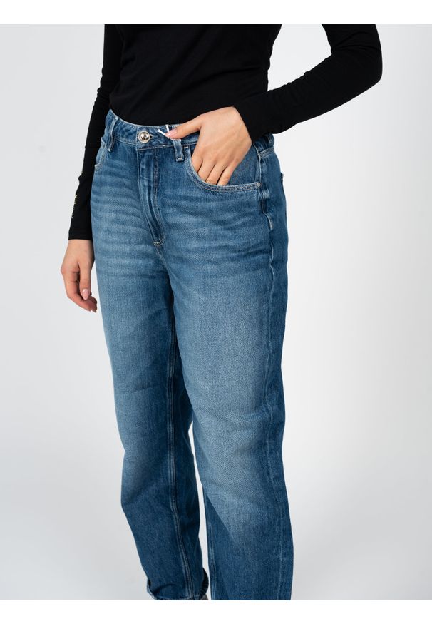 Guess Jeansy Mom Fit | W2RA21D3Y0V | Kobieta | Niebieski. Okazja: na co dzień. Stan: podwyższony. Kolor: niebieski. Długość: do kostek. Wzór: aplikacja. Styl: elegancki, casual, vintage, retro