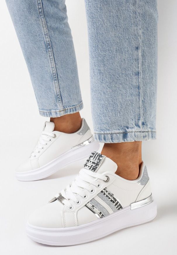 Born2be - Biało-Srebrne Sneakersy na Platformie z Brokatowymi Wstawkami Railawa. Okazja: na co dzień. Kolor: biały. Materiał: jeans. Obcas: na platformie