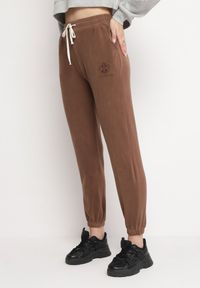 Born2be - Brązowe Bawełniane Spodnie Dresowe z Gumką i Troczkiem w Pasie Lamberta. Kolor: brązowy. Materiał: dresówka, bawełna #1
