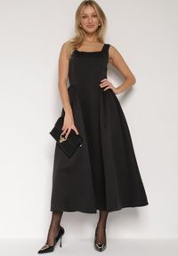 Born2be - Czarna Rozkloszowana Sukienka na Szerokich Ramiączkach Reterna. Okazja: na imprezę. Typ kołnierza: dekolt kwadratowy. Kolor: czarny. Długość rękawa: na ramiączkach. Styl: elegancki. Długość: mini #1