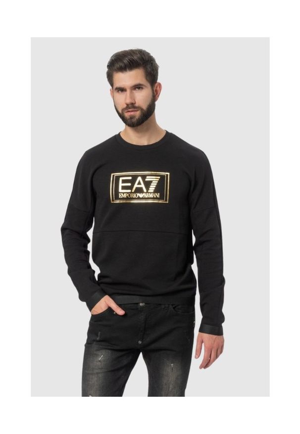 EA7 Emporio Armani - EA7 Czarna męska bluza z dużym złotym logo. Kolor: czarny. Materiał: guma. Wzór: gładki