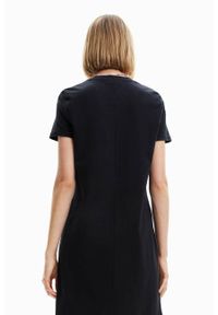 Desigual sukienka bawełniana kolor czarny mini prosta. Okazja: na co dzień. Kolor: czarny. Materiał: bawełna. Długość rękawa: krótki rękaw. Typ sukienki: proste. Styl: casual. Długość: mini #4