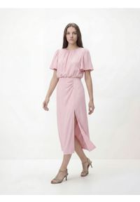 Reserved - Sukienka midi z marszczeniem - pastelowy róż. Kolor: różowy. Materiał: tkanina. Wzór: gładki. Długość: midi