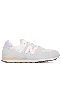 Buty New Balance GC574AGK - fioletowa. Okazja: na co dzień. Zapięcie: sznurówki. Kolor: fioletowy. Materiał: syntetyk, materiał. Szerokość cholewki: normalna. Model: New Balance 574