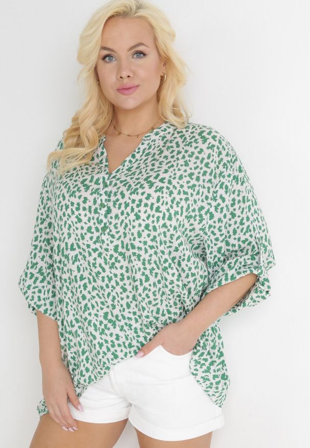 Born2be - Zielona Bluzka z Wiskozy z Rękawem 3/4 i Rozszerzanym Dołem Secunda. Okazja: na co dzień. Kolor: zielony. Materiał: wiskoza. Styl: casual