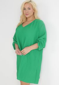 Born2be - Zielona Rozkloszowana Sukienka Mini z Plisowaniem Telesi. Kolekcja: plus size. Kolor: zielony. Długość rękawa: długi rękaw. Typ sukienki: dla puszystych. Długość: mini #2