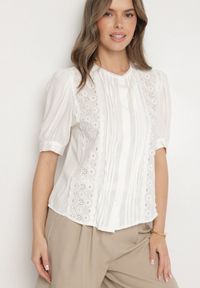 Born2be - Biała Wiskozowa Koszula Ozdobiona Haftem Lirevara. Kolor: biały. Materiał: wiskoza. Długość rękawa: krótki rękaw. Długość: krótkie. Wzór: aplikacja, haft. Styl: klasyczny, elegancki #4