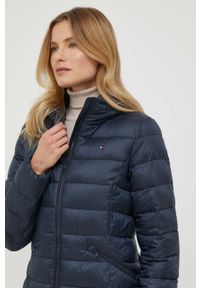 TOMMY HILFIGER - Tommy Hilfiger kurtka damska kolor granatowy przejściowa. Typ kołnierza: kaptur. Kolor: niebieski. Materiał: poliester #5