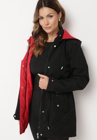 Born2be - Czarno-Czerwona Dwustronna Kurtka Parka z Odpinanym Kapturem Ściągana Sznurkiem Camaria. Okazja: na spacer. Kolor: czarny. Materiał: jeans #4