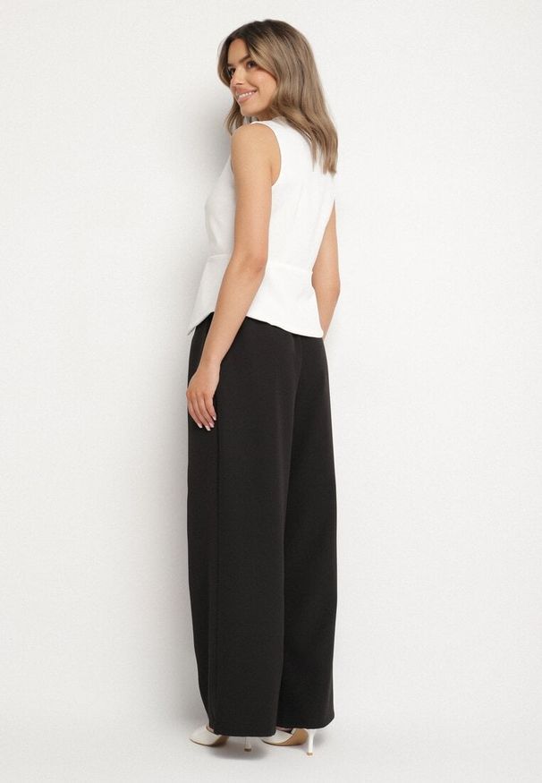 Born2be - Biało-Czarny Garniturowy Komplet Kamizelka i Spodnie o Szerokim Kroju Zivarelle. Kolor: biały