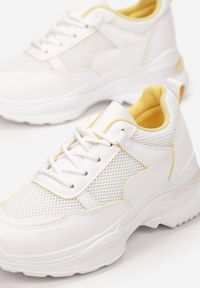 Born2be - Białe Sneakersy Ianra. Wysokość cholewki: przed kostkę. Nosek buta: okrągły. Zapięcie: sznurówki. Kolor: biały. Materiał: materiał, dresówka, jeans. Szerokość cholewki: normalna. Wzór: aplikacja, kolorowy #5