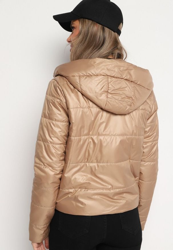 Born2be - Beżowa Pikowana Kurtka z Kapturem Terishia. Okazja: na co dzień. Typ kołnierza: kaptur. Kolor: beżowy. Materiał: jeans. Długość rękawa: długi rękaw. Długość: długie. Sezon: wiosna. Styl: casual, elegancki