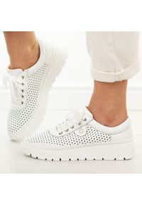 Białe ażurowe skórzane półbuty damskie Vinceza 79629. Okazja: na co dzień. Nosek buta: okrągły. Zapięcie: sznurówki. Kolor: biały. Szerokość cholewki: normalna. Wzór: ażurowy. Materiał: skóra. Sezon: wiosna, lato. Styl: casual, klasyczny, elegancki #1