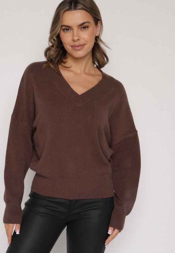 Born2be - Brązowy Sweter z Dekoltem w V z Domieszką Kaszmiru Mariara. Okazja: na co dzień. Typ kołnierza: dekolt w kształcie V. Kolor: brązowy. Materiał: kaszmir. Wzór: bez wzorów. Styl: casual