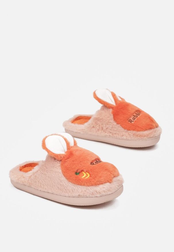 Born2be - Jasnoróżowe Pluszowe Kapcie z Królikiem Riui. Okazja: do domu. Nosek buta: okrągły. Kolor: różowy. Materiał: futro, guma. Wzór: aplikacja