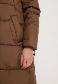 Born2be - Brązowa Pikowana Kurtka o Długim Kroju z Kapturem i Wiązanym Paskiem Neandira. Okazja: na co dzień. Typ kołnierza: kaptur. Kolor: brązowy. Materiał: jeans, materiał. Długość rękawa: długi rękaw. Długość: długie. Sezon: zima, jesień. Styl: klasyczny, casual, elegancki #5