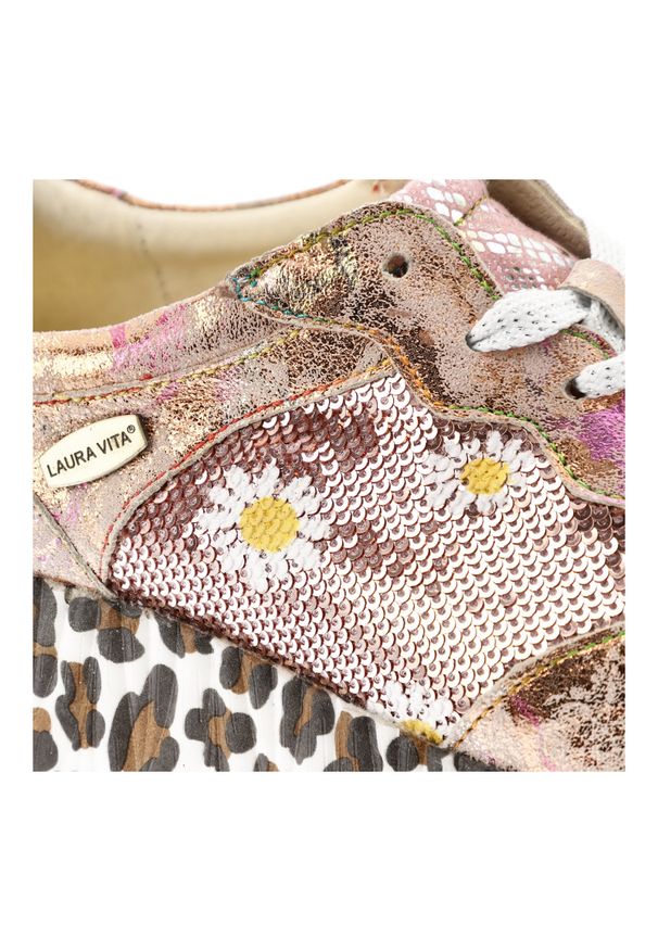 Różowe Sneakersy Laura Vita Modne Obuwie Damskie. Zapięcie: sznurówki. Kolor: różowy. Szerokość cholewki: normalna. Wzór: motyw zwierzęcy, nadruk, kwiaty. Styl: klasyczny