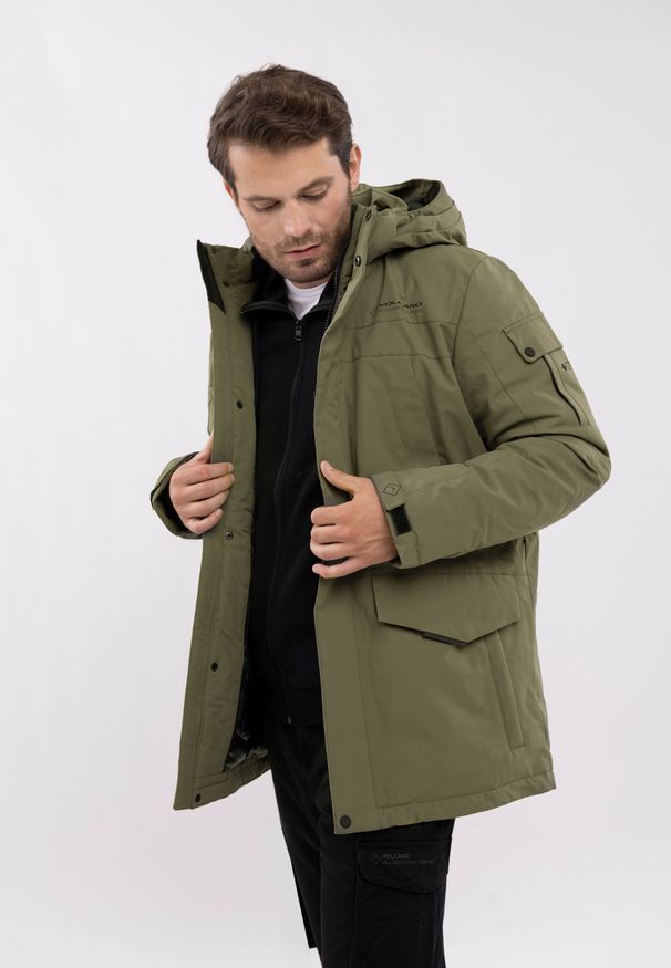 Volcano - Zimowa kurtka J-WOLKEN. Typ kołnierza: kołnierzyk stójkowy. Kolor: brązowy. Materiał: welur, materiał, puch, syntetyk. Długość: długie. Wzór: gładki. Sezon: zima