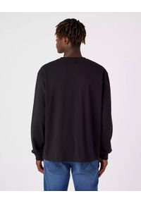 Wrangler - WRANGLER CHEST LOGO TEE MĘSKI LONGSLEEVE KOSZULKA Z DŁUGIM RĘKAWEM BLACK W7BKEE100. Długość rękawa: długi rękaw. Długość: długie