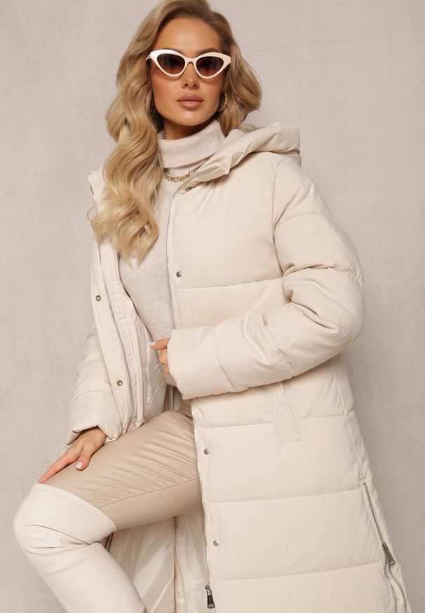 Renee - Jasnobeżowa Pikowana Długa Kurtka Płaszcz z Kapturem i Napami Tisima. Okazja: na co dzień. Typ kołnierza: kaptur. Kolor: beżowy. Materiał: jeans. Długość rękawa: długi rękaw. Długość: długie. Styl: elegancki, casual
