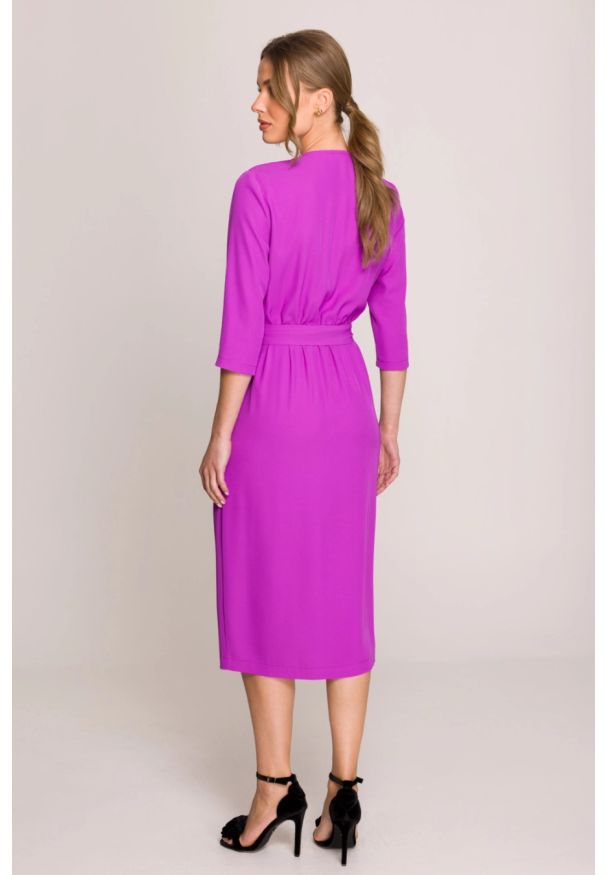 Stylove - Elegancka sukienka midi z dekoltem V i rozcięciem fuksja. Okazja: do pracy. Kolor: różowy, niebieski. Typ sukienki: ołówkowe. Styl: elegancki. Długość: midi