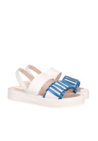 Pollini - POLLINI - Białe sandały z metaliczno-niebieską plecionką. Zapięcie: pasek. Kolor: biały. Wzór: aplikacja. Obcas: na platformie #3