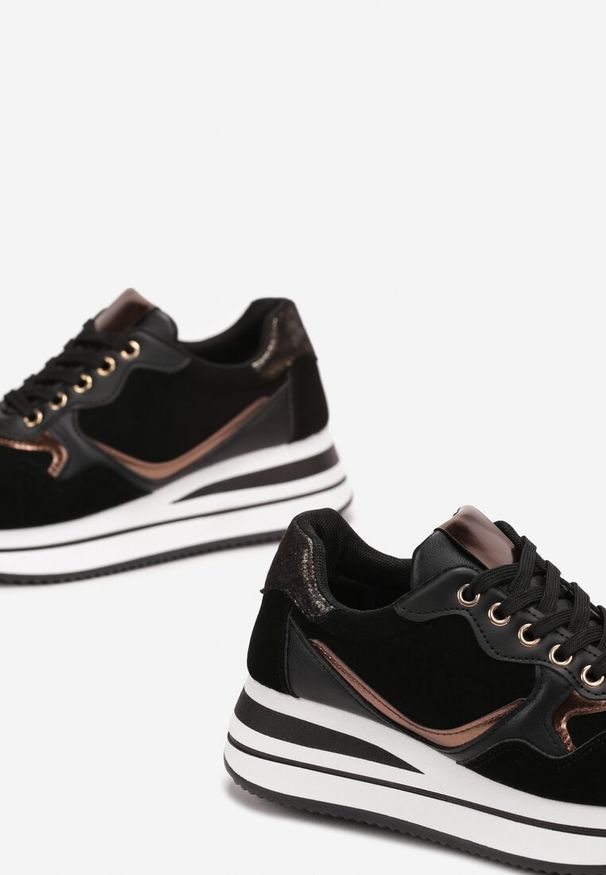 Renee - Czarne Sneakersy Ozdobione Metalicznym Akcentem na Platformie Uscora. Nosek buta: okrągły. Zapięcie: sznurówki. Kolor: czarny. Materiał: materiał, syntetyk, nubuk. Wzór: aplikacja. Obcas: na platformie. Wysokość obcasa: niski