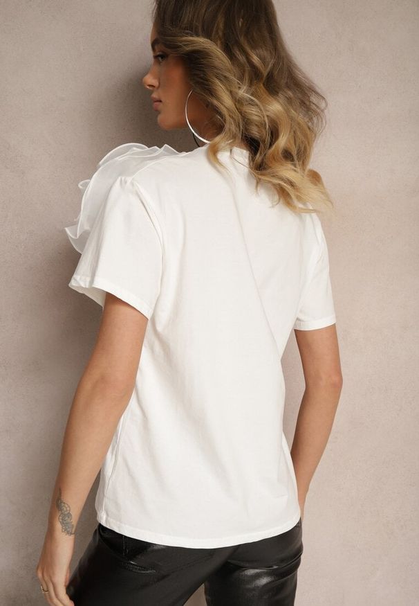Renee - Biały Bawełniany T-shirt z Krótkim Rękawem i Ozdobnym Kwiatem Krissas. Okazja: na spotkanie biznesowe, na co dzień, do pracy. Kolor: biały. Materiał: bawełna. Długość rękawa: krótki rękaw. Długość: krótkie. Wzór: kwiaty. Styl: elegancki, biznesowy, casual