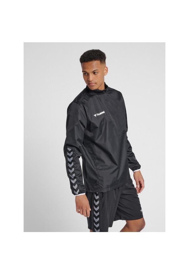 Kurtka przeciwdeszczowa Hummel Authentic Wind Breaker czarna. Typ kołnierza: kołnierzyk stójkowy. Kolor: biały, wielokolorowy, czarny. Materiał: poliester. Sport: fitness