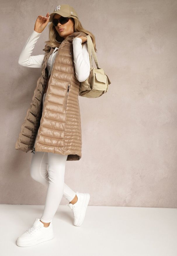 Renee - Ciemnobeżowa Pikowana Kamizelka o Długim Kroju z Kapturem Rienile. Typ kołnierza: kaptur. Kolor: beżowy. Długość: długie. Styl: elegancki