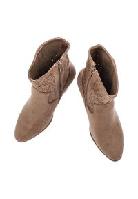 Brązowe Botki S.Barski Stylowe Obuwie Damskie. Okazja: na co dzień. Zapięcie: zamek. Kolor: brązowy. Szerokość cholewki: normalna. Wzór: ażurowy, aplikacja, kwiaty. Materiał: materiał. Obcas: na obcasie. Styl: elegancki. Wysokość obcasa: średni #6