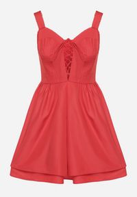 Born2be - Czerwona Bawełniana Sukienka Vices w Rustykalnym Stylu z Wiązaniem Fenavira. Okazja: na co dzień. Kolor: czerwony. Materiał: bawełna. Długość rękawa: na ramiączkach. Wzór: aplikacja. Styl: casual #2