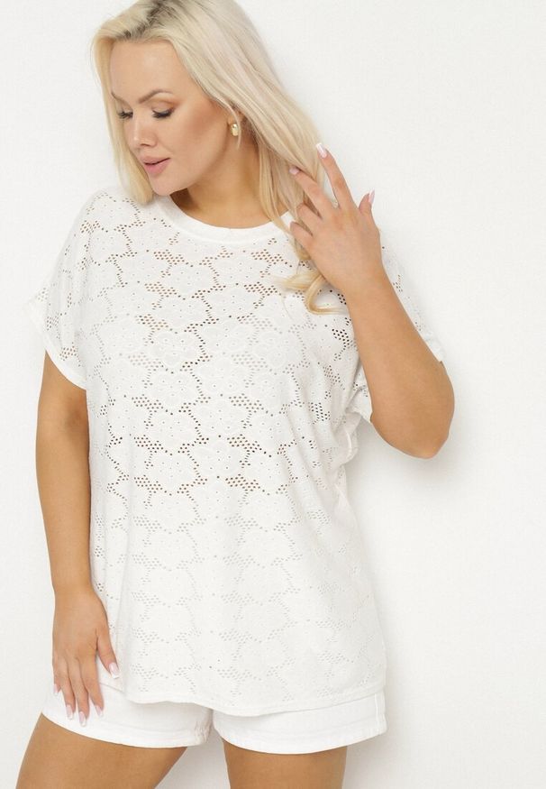 Born2be - Biała Ażurowa Bluzka z Bawełną Clavienne. Okazja: na co dzień. Kolekcja: plus size. Kolor: biały. Materiał: bawełna. Długość rękawa: krótki rękaw. Długość: krótkie. Wzór: ażurowy. Styl: elegancki, casual