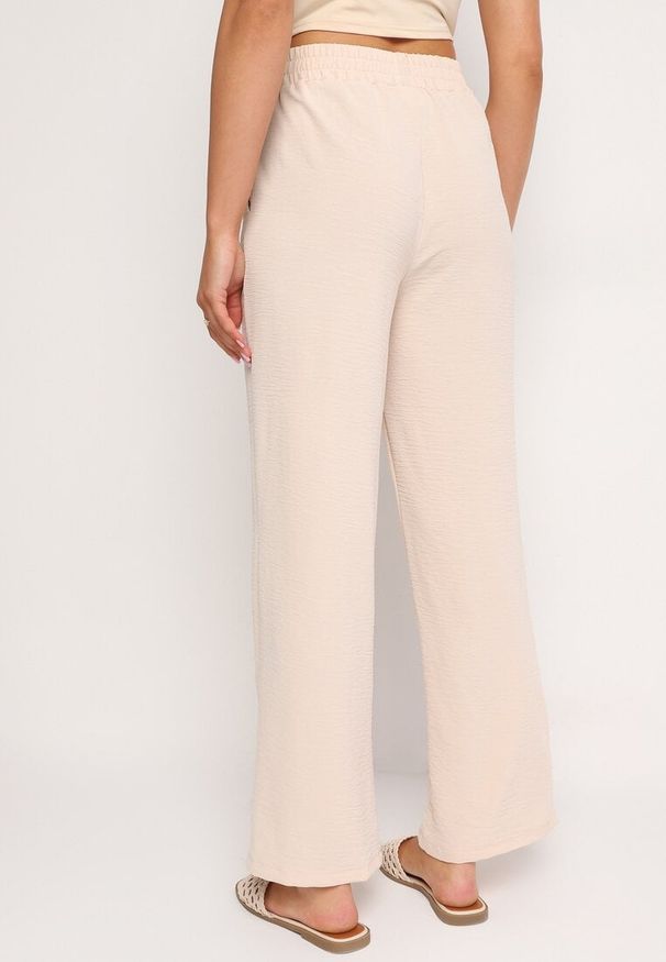 Born2be - Beżowe Spodnie Szerokie z Gumką w Pasie z Ozdobnym Łańcuszkiem Istaria. Okazja: na co dzień. Kolor: beżowy. Styl: casual