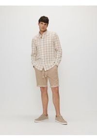 Reserved - Strukturalne szorty regular - brązowy. Kolor: brązowy. Materiał: dzianina #1