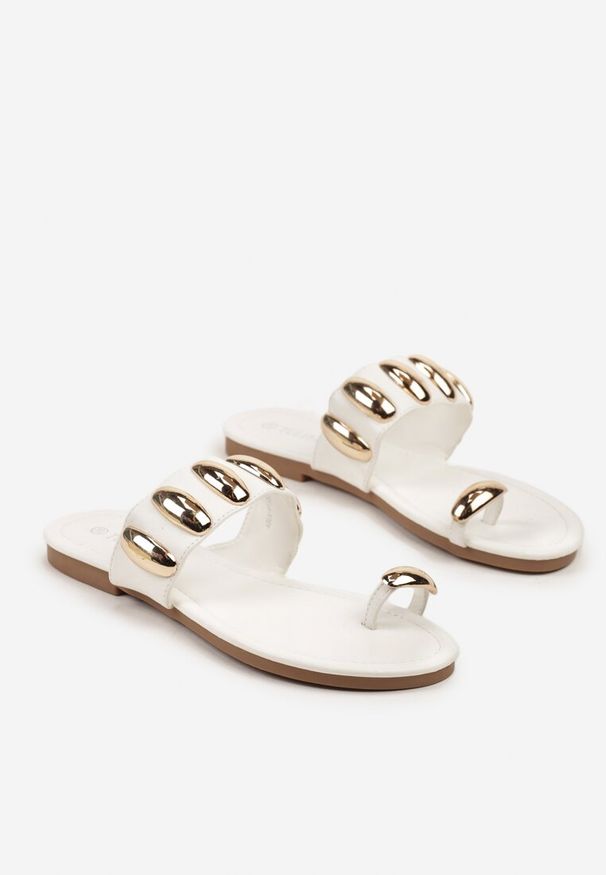 Born2be - Białe Klapki Japonki z Metalową Ozdobą Penarelle. Okazja: na spacer. Kolor: biały. Wzór: aplikacja. Sezon: wiosna, lato