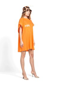 ROBERT KUPISZ - Pomarańczowa sukienka ROOTS WILD CAT. Kolor: pomarańczowy. Materiał: bawełna, materiał. Długość: mini
